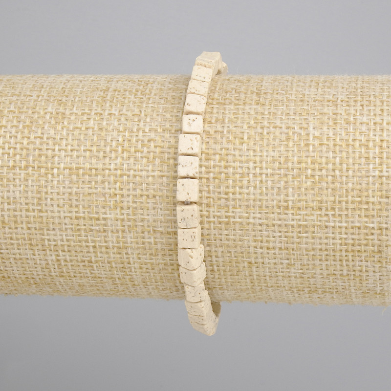 Pulsera beige de lava volcánica - cubos 4x4 mm, longitud 18 cm, elástica