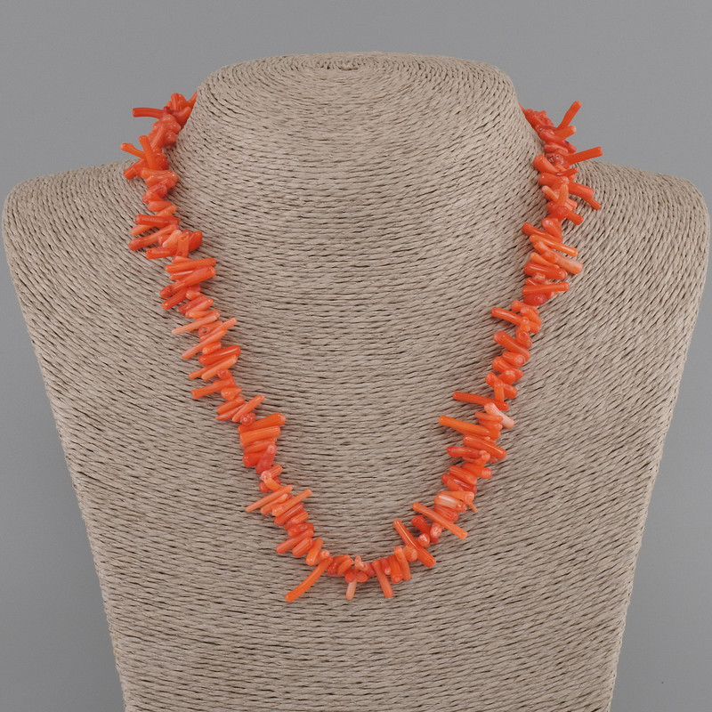 Collar de coral en fragmentos en forma de aguja 5-13×1-3 mm, longitud 45 cm ±, con cierre