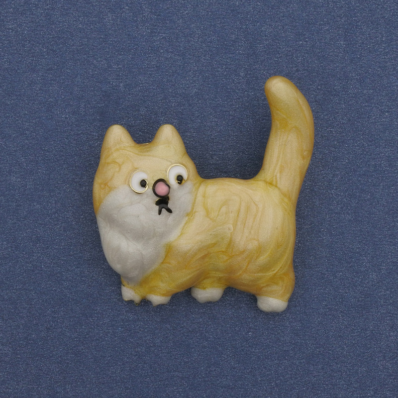 Broche Gato esmaltado en metal dorado 31×34 mm+