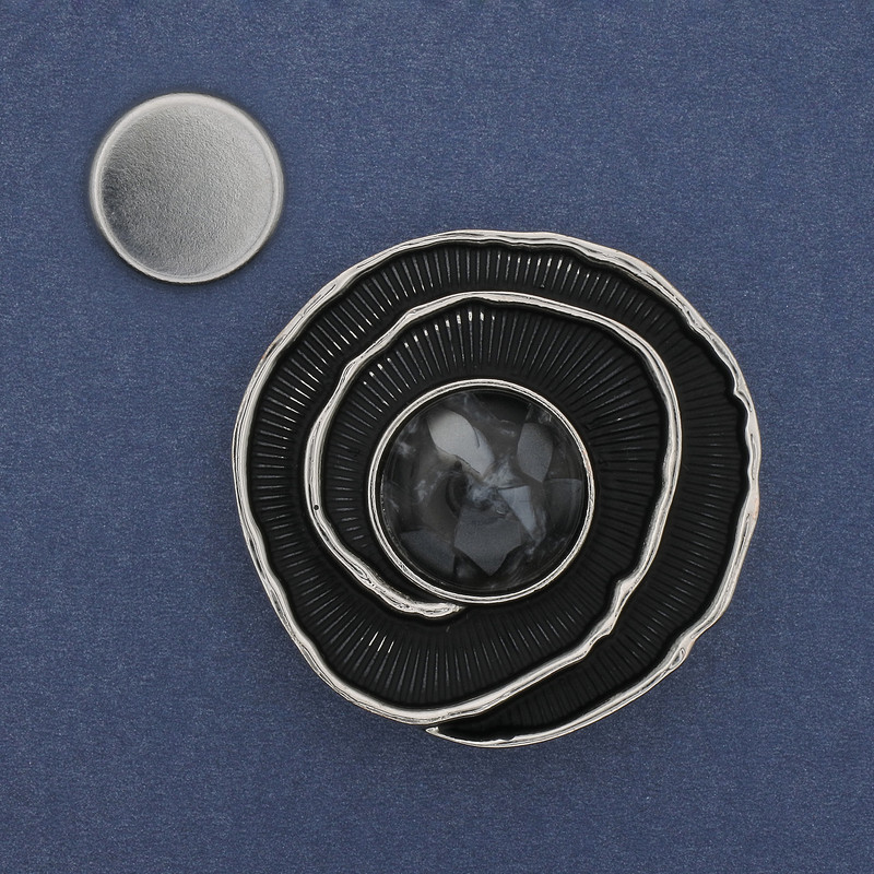 Broche magnético «Acento» esmaltado de metal plateado 41 mm+