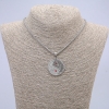 Colgante «Yin Yang» con strass de 40×30 mm en cadena, longitud 70 cm ±, metal plateado