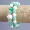 Pulsera doble de Jadeíta y Ágata Blanca (acrílico sintético), diámetro 10 mm, 14 mm ±, cuentas lisas con inserciones plateadas en goma elástica, longitud 18 cm+