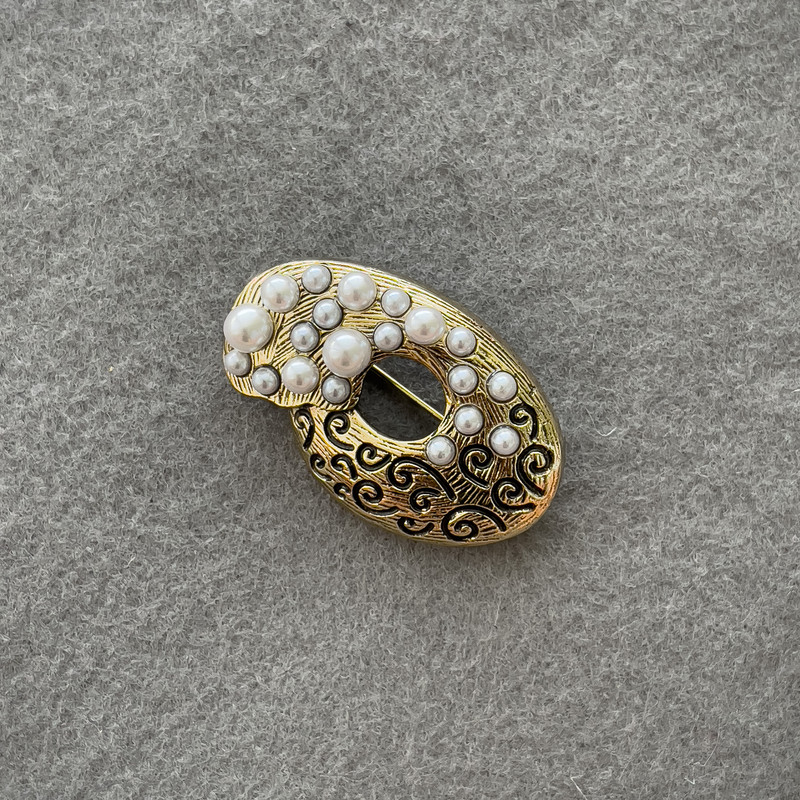 Broche 'Acento' con perlas blancas, metal dorado 40×25 mm +