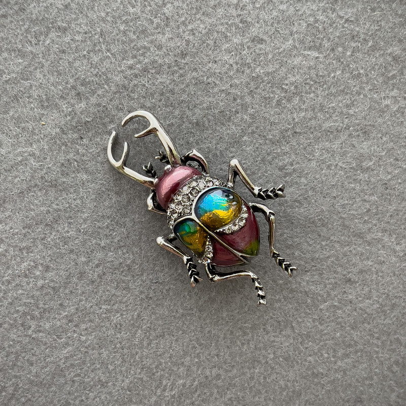 Broche «Escarabajo» con esmalte y cristales blancos