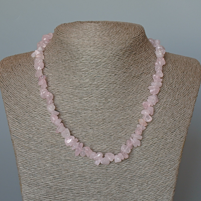 Collar de cuarzo rosa natural, trocitos de piedra natural, diámetro 9x4 mm ±, longitud 45 cm ±, cadena extensora de 5 cm