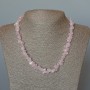 Collar de cuarzo rosa natural, trocitos de piedra natural, diámetro 9x4 mm ±, longitud 45 cm ±, cadena extensora de 5 cm