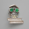 Broche-pendiente búho gris esmaltado, cristales verdes, metal plateado 33×37 mm