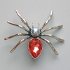 Broche-colgante Araña con cristal rojo, cuenta gris, metal plateado 45×39 mm